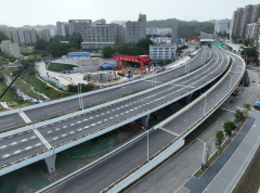 此中跨参不雅的钢箱梁长度16